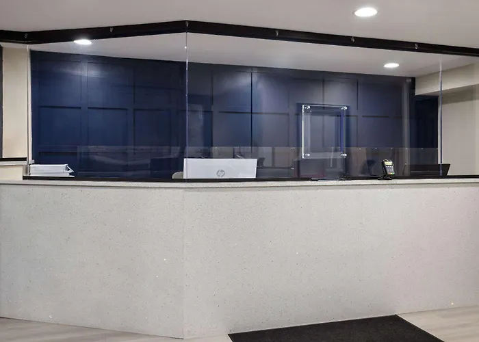 Travelodge By Wyndham Manhasset