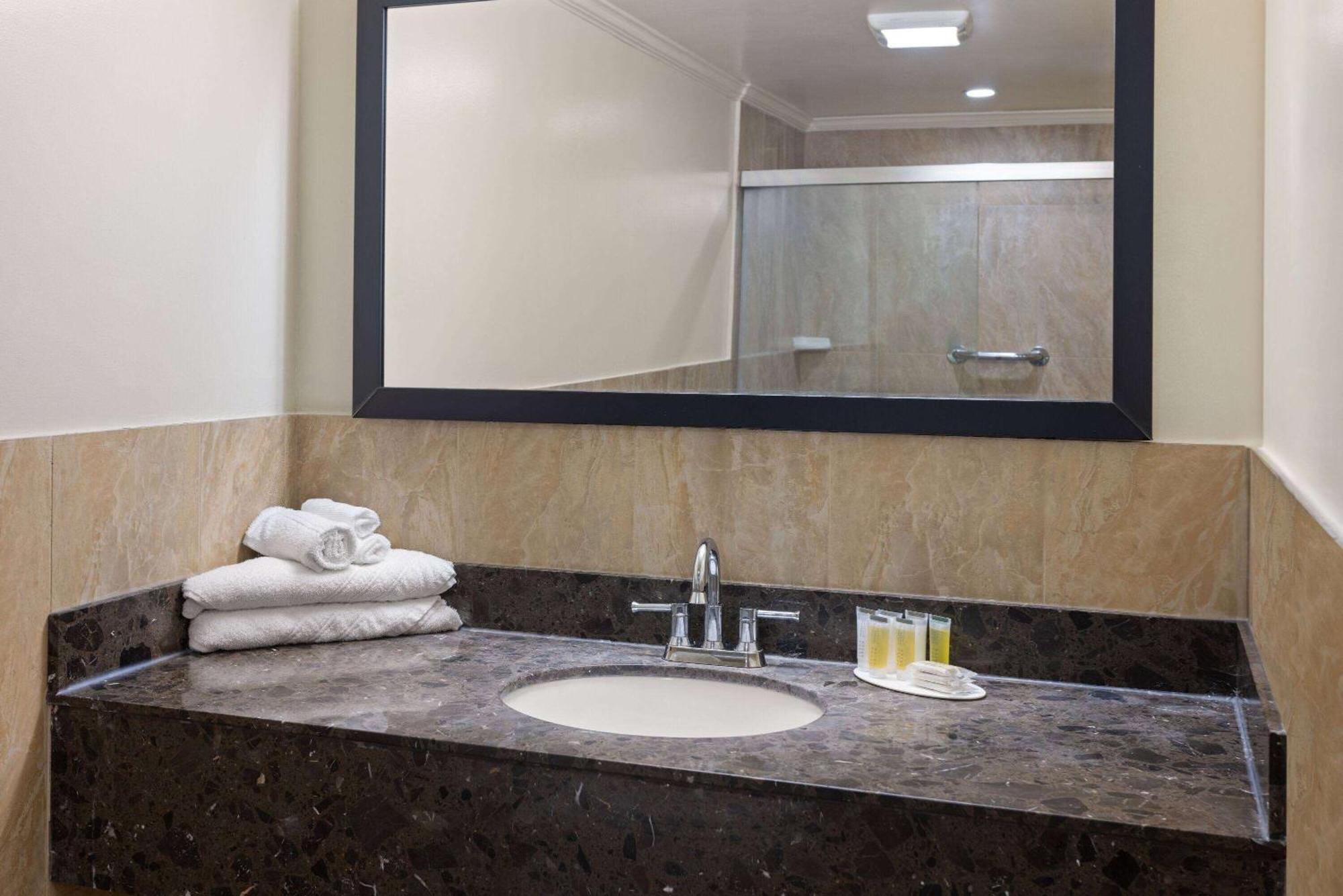 Lodge Travelodge By Wyndham Manhasset
