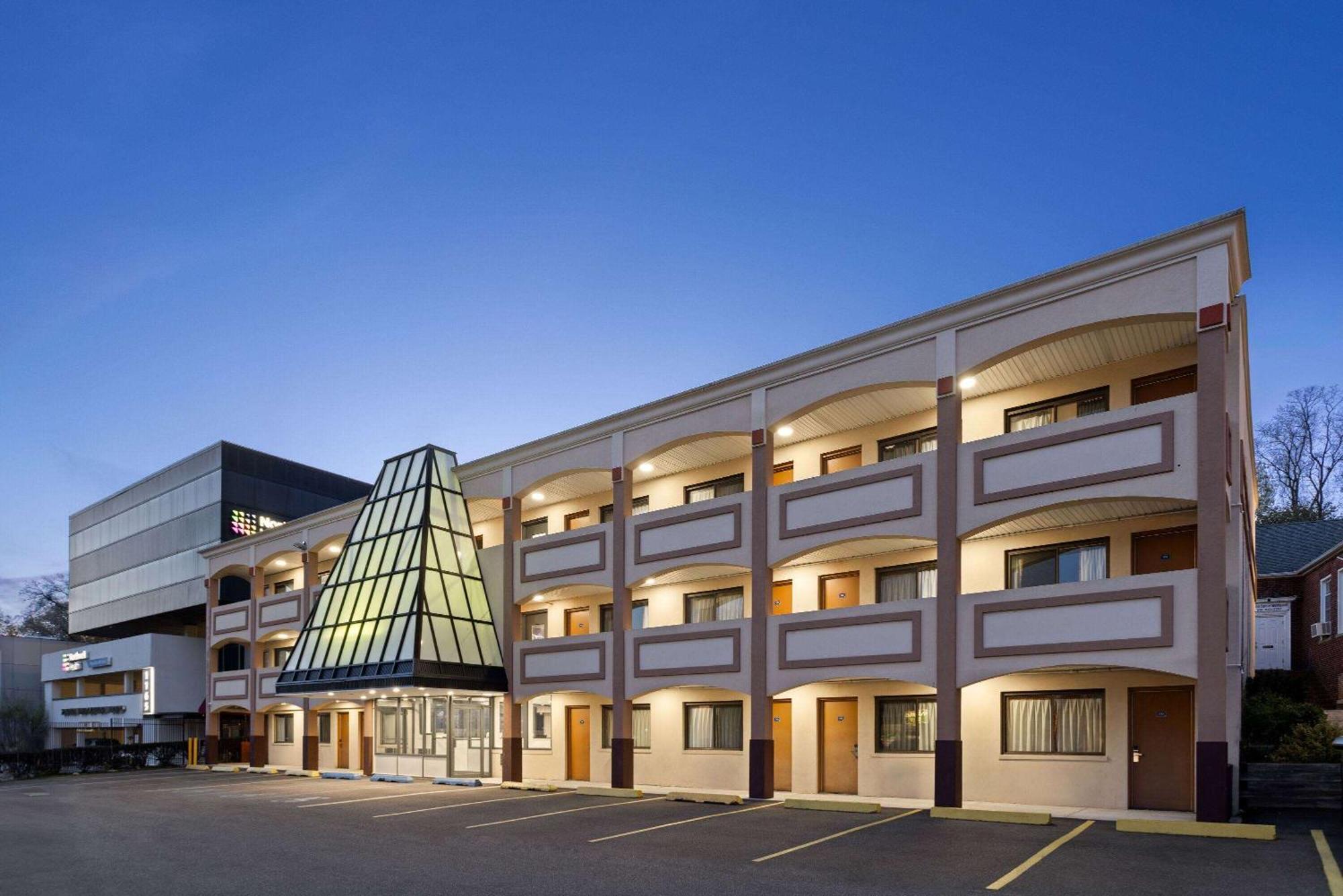 Travelodge By Wyndham Manhasset